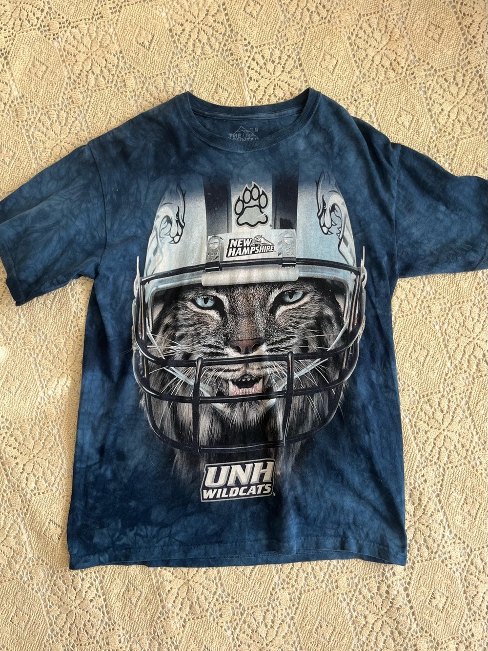 UNH WILDCATS football T-shirt University Of New Hampshire The Mountain